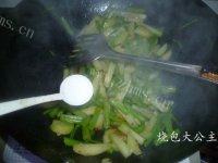 家常菜芹菜炒土豆做法图解8)