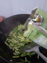 美味的素炒蒜薹做法图解4)