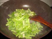 色味俱佳的腊肉炒芹菜做法图解7)