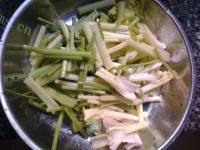 家常菜肉丝芹菜做法图解1)