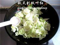 家常菜炝炒圆白菜做法图解5)