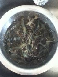 好吃的炒河虾做法图解1)