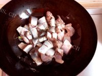 五味俱全的梭鱼炖豆腐做法图解2)