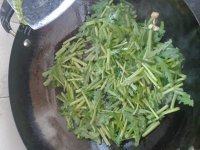 喷香的清炒茼蒿做法图解4)