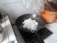 自制彩色蛋炒饭做法图解4)