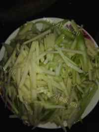 香飘十里的芹菜炒土豆丝做法图解3)