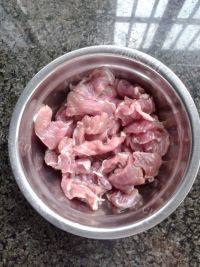 家常菜甜椒炒肉片做法图解1)