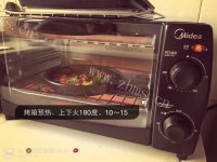 自制蔬菜培根披萨做法图解6)