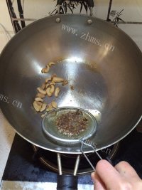 色香味浓的平菇炒肉做法图解5)