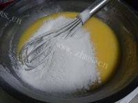 自制葡萄干戚风蛋糕做法图解2)