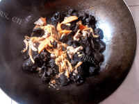 珍馐美味的木耳炒肉做法图解6)