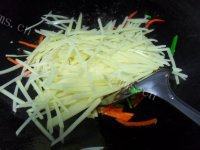 常吃不腻的土豆丝炒肉做法图解7)