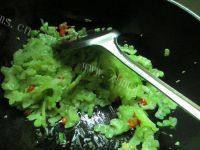 色味俱全的苦瓜炒腊肠做法图解5)