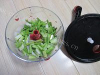 美味的芹菜牛肉煎饺做法图解5)