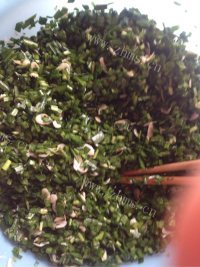 香喷喷的韭菜鸡蛋卷子做法图解4)