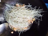 美味的粉条炒肉做法图解6)