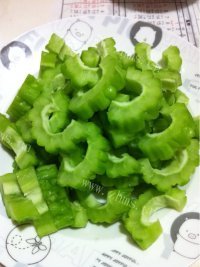 清热的苦瓜炒蛋做法图解1)