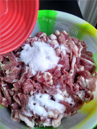 美味营养的自制川味麻辣香肠做法图解5)