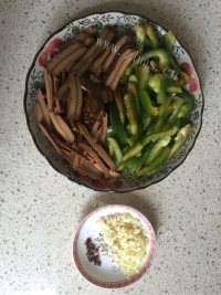 下饭的青椒炒香干做法图解2)