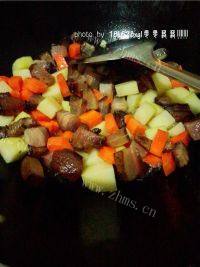 土豆腊肉焖饭做法图解7)