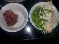 家常菜茭白青椒炒肉丝做法图解1)