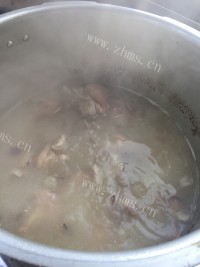 自制花生红枣猪蹄汤做法图解11)