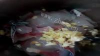 家常菜麻辣水煮鱼做法图解4)