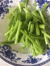 简单的芹菜炒肉做法图解1)