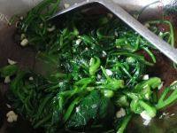 口感饱满的蒜泥菠菜做法图解9)