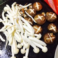 好吃的鲜菇焖鸡做法图解3)