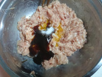 自制洋葱猪肉馅饼做法图解1)