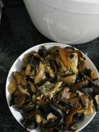 好吃的冬菇焖鸡做法图解8)