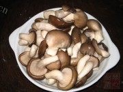 美味的秀珍菇排骨汤做法图解1)