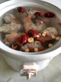猪蹄黄豆黄芪汤做法图解5)