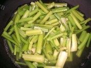 肉丝炒芹菜做法图解1)