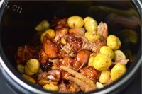 美味的栗子焖鸡做法图解4)