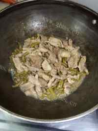 美味的肉片酸豇豆做法图解6)