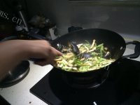 家常菜芹菜炒豆干做法图解5)