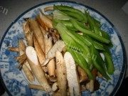 家常菜猪肝炒茶树菇做法图解2)