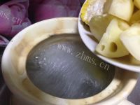 莲藕玉米排骨汤做法图解10)