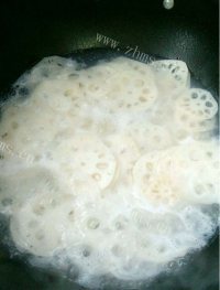 热腾腾的爆香莲藕片做法图解2)