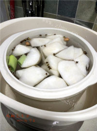 营养的鸡脚花生汤做法图解7)