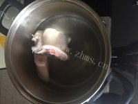 美味的黄豆猪手汤做法图解1)