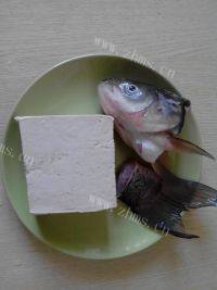 美味的鱼头豆腐汤做法图解1)