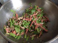 芹菜肉丝炒火腿做法图解12)