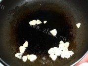 酸豆角炒五花肉做法图解2)