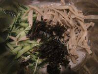 家常菜黄瓜拌豆腐皮做法图解5)