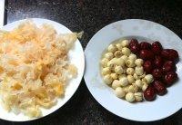 美味的银耳莲子红枣羹做法图解1)