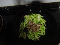 家常菜芦笋炒牛肉做法图解6)