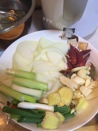 色泽鲜亮的红烧羊排做法图解2)